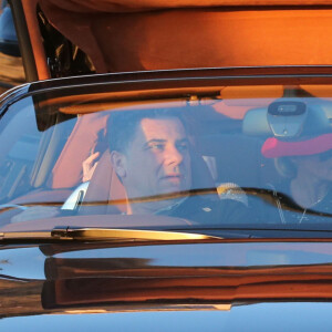 Johnny Hallyday en voiture avec Thierry Chassagne, le president de Warner Music France, la maison de disque du chanteur et sa femme Laeticia Hallyday à l'arriere à Malibu, le 9 novembre 2013.