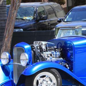 Exclusif - Prix Special - Johnny Hallyday se rend a la "Gold's Gym" à Venice, le 25 avril 2013. Il conduit la voiture qui a ete specialement concue pour lui, un Hot Rod bleue unique, reprenant le look d'une voiture ancienne, mais avec des caracteristiques exceptionnelles, tant au niveau du moteur que de la finition.