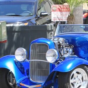 Exclusif - Prix Special - Johnny Hallyday se rend a la "Gold's Gym" à Venice, le 25 avril 2013. Il conduit la voiture qui a ete specialement concue pour lui, un Hot Rod bleue unique, reprenant le look d'une voiture ancienne, mais avec des caracteristiques exceptionnelles, tant au niveau du moteur que de la finition.