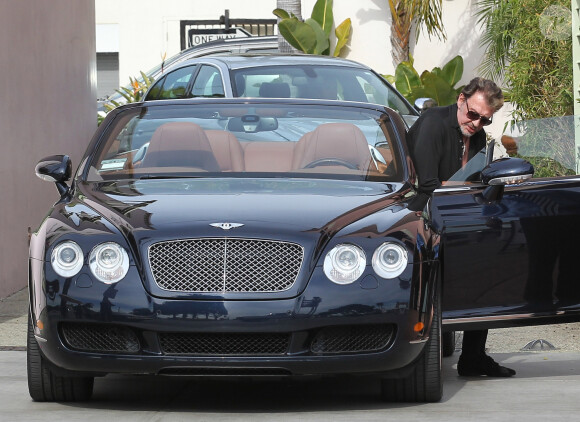 Johnny Hallyday avec sa nouvelle Bentlet s'est rendu au célèbre restaurant Ivy à Los Angeles pour déjuner avec un ami, le 5 mars 2012.