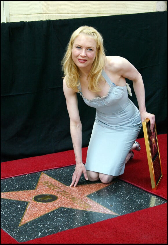 Renée Zellweger reçoit son étoile sur Hollywood Boulevard en 2005.