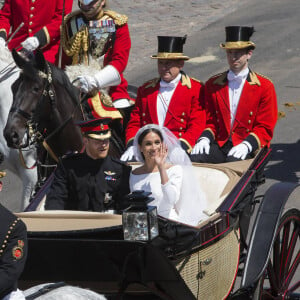 Le prince Harry, duc de Sussex, et Meghan Markle, duchesse de Sussex, en calèche au château de Windsor après la cérémonie de leur mariage au château de Windsor, Royaume Uni, le 19 mai 2018.