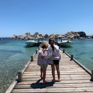 Marc-Olivier Fogiel et ses filles Mila et Lily, le 2 juin 2019 au sud de la Corse.