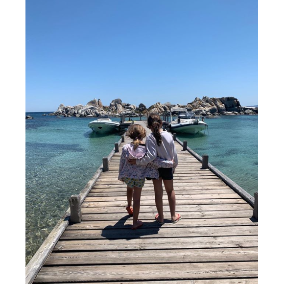 Marc-Olivier Fogiel et ses filles Mila et Lily, le 2 juin 2019 au sud de la Corse.
