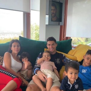 Cristiano Ronaldo poste souvent des photos de sa famille sur Instagram, ici avec sa compagne et ses quatre enfants.