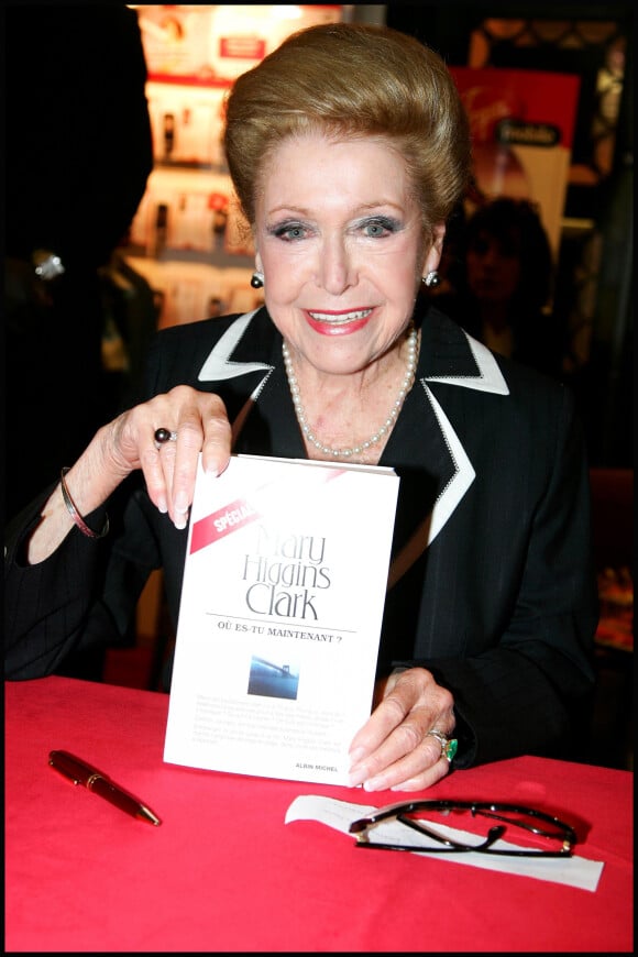 Mary Higgins Clark en dédicaces au Virgin Megastore des Champs-Elysées pour la promotion de son nouveau livre "Où es-tu maintenant ?", à Paris le 6 juin 2008.