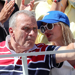 Jean-Charles de Castelbajac et sa compagne Pauline de Drouas dans les tribunes lors des internationaux de tennis de Roland Garros à Paris, France, le 1er juin 2019. © Jacovides-Moreau/Bestimage