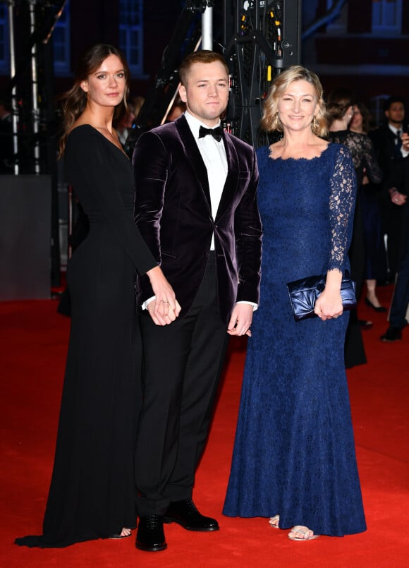 Taron Egerton avec sa compagne Emily Thomas et mère Christine Egerton - 73e cérémonie des British Academy Film Awards (BAFTA) au Royal Albert Hall à Londres, le 2 février 2020.