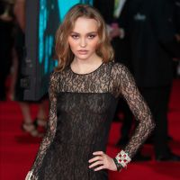 Lily-Rose Depp en dentelle transparente face à Scarlett Johansson aux BAFTA