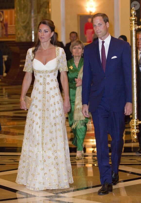 Le prince William et Kate Middleton (en robe Alexander McQueen) lors d'un voyage en Malaisie en 2012.