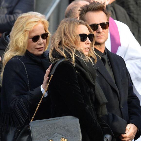 Sylvie Vartan, Laura Smet, David Hallyday - Sorties de l'église de la Madeleine après les obsèques de Johnny Hallyday à Paris le 9 décembre 2017. © Veeren / Bestimage