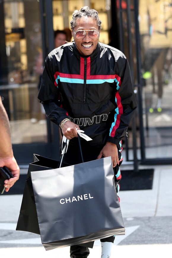 Le rappeur Future pose avec ses fans devant chez Chanel à Beverly Hills le 20 juin 2018.