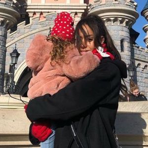 Amel Bent emmène sa fille à Disneyland Paris pour ses 4 ans, le 4 février 2020.