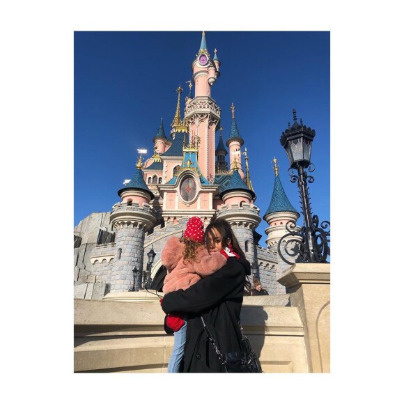Amel Bent emmène sa fille à Disneyland Paris pour ses 4 ans, le 4 février 2020.