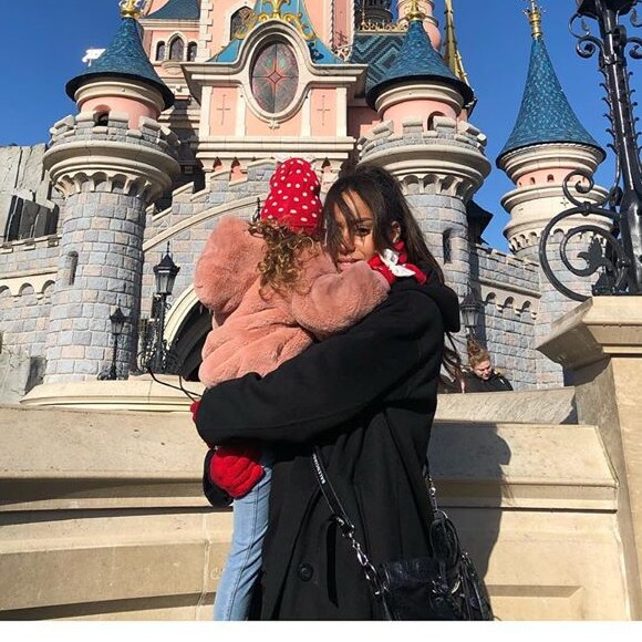 Amel Bent emmène sa fille à Disneyland Paris pour ses 4 ans, le 4 février 2020.