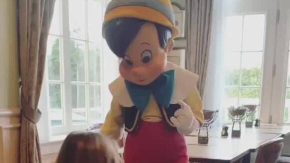 Amel Bent à Disneyland pour l'anniversaire de sa fille. Février 2020.