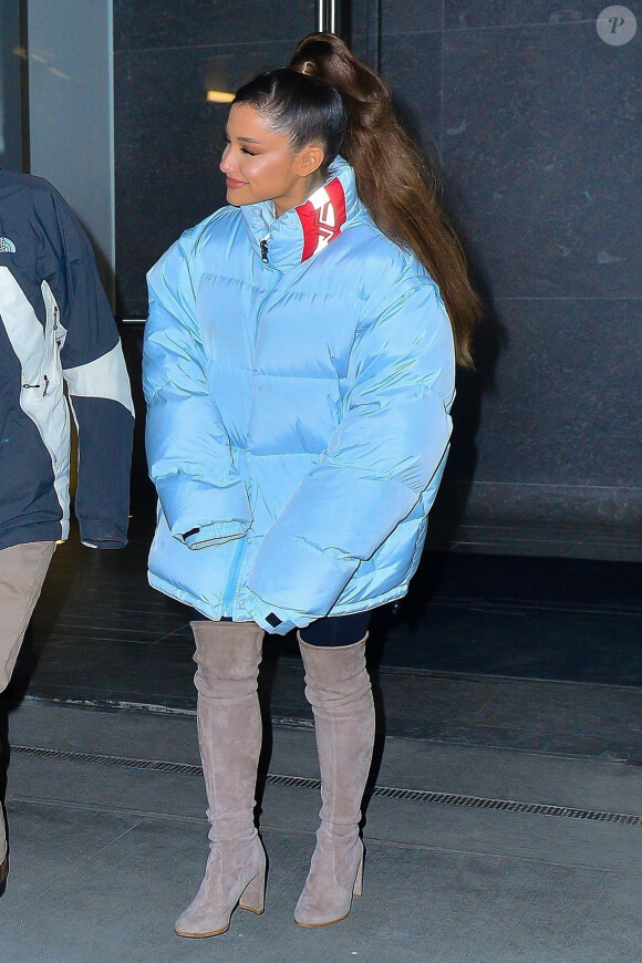 Ariana Grande à la sortie d'un immeuble accompagnée d'un mystérieux inconnu à New York. Alors qu'on les pensait en route vers le mariage, Ariana Grand et P. Davidson ont rompu. Le 5 décembre 2018