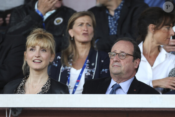 François Hollande et sa compagne Julie Gayet assistent au match amical féminin de football entre la France et la Chine à Créteil le 31 mai 2019. © Michael Baucher/Panoramic/Bestimage