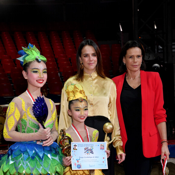 Exclusif - Pauline Ducruet et sa mère la princesse Stéphanie de Monaco ont remis un Clown d'Or à la Troupe Acrobatique de Anhui durant la dernière représentation suivie de la remise des prix de la 9eme édition de la "New Generation" à Monaco le 2 février 2020. © Bruno Bebert/PRM/Bestimage