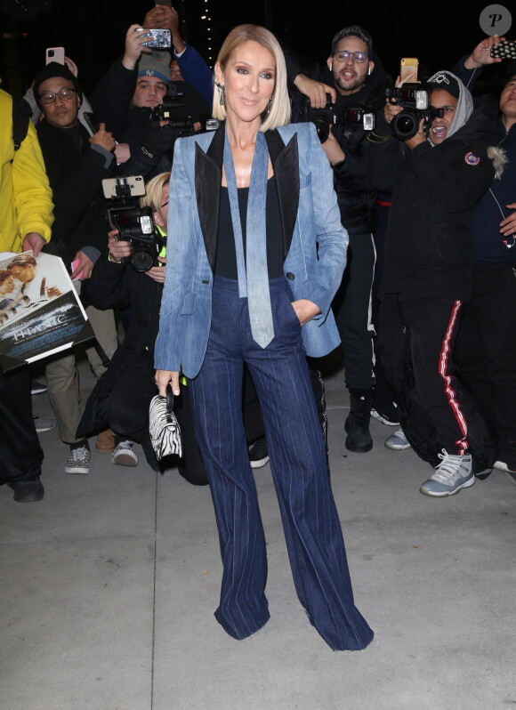 Celine Dion arbore un total look jean veste et cravate à la sortie de son hôtel à New York, le 14 novembre 2019