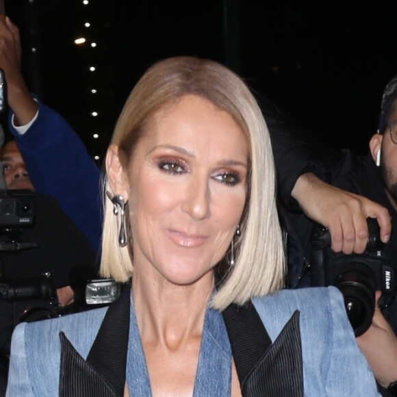 Celine Dion arbore un total look jean veste et cravate à la sortie de son hôtel à New York, le 14 novembre 2019
