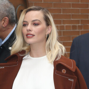 Margot Robbie porte un look noir et blanc à New York le 4 février 2020.