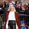 Margot Robbie est élégante dans un pantalon en cuir noir, une chemise blanche et un manteau marron à New York, le 4 février 2020.