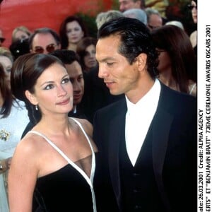 Julia Roberts et Benjamin Bratt le 26 mars 2001 à Los Angeles.