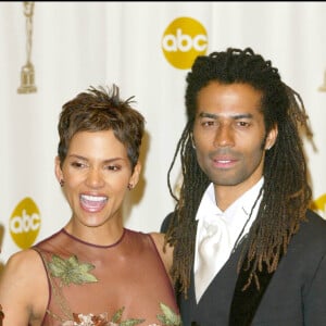 Halle Berry et Eric Benet le 24 mars 2002 à Los Angeles.