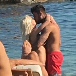 Exclusif - Jessica Thivenin et son compagnon Thibault Garcia (Les Marseillais) en vacances à Mykonos, le 27 août 2017.