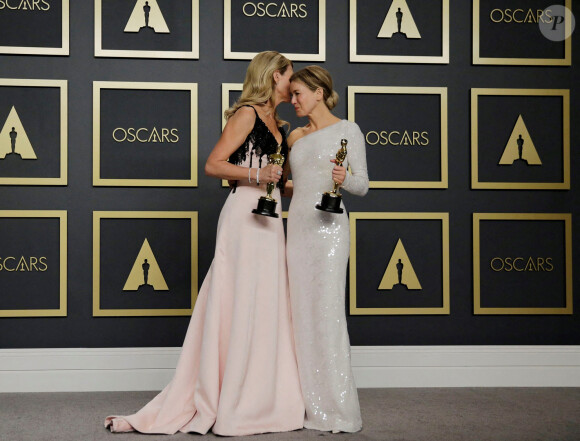 Renée Zellweger et Laura Dern - "Meilleure actrice" et "Meilleure actrice dans un second rôle", 92e cérémonie des Oscars au Dolby Theater d'Hollywood. Le 9 février 2020. @EFE / Armando Arorizo