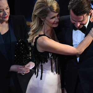 Bradley Cooper et Laura Dern lors de la 92e cérémonie des Oscars 2020 au Dolby Theatre de Los Angeles. Le 9 février 2020. @Robert Deutsch-USA TODAY/SPUS/ABACAPRESS.COM