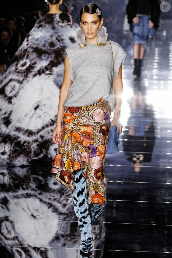 Bella Hadid participe au défilé Tom Ford, collection automne-hiver 2020-2021, aux Milk Studios. Hollywood, Los Angeles, le 7 février 2020.