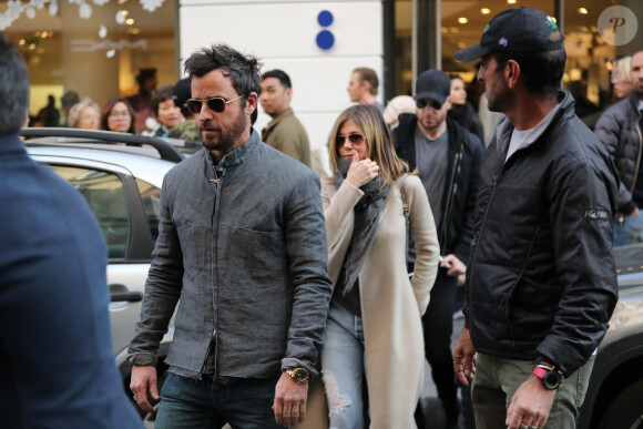 Jennifer Aniston et son mari Justin Theroux sortent de la boutique Colette après avoir fait du shopping à Paris le 14 avril 2017.