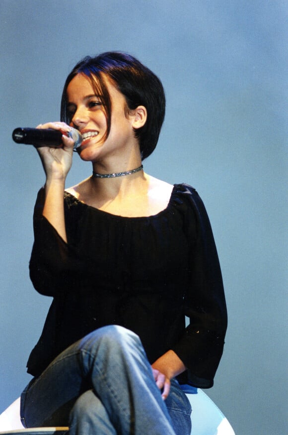 La chanteuse Alizée en concert dans les années 2000.