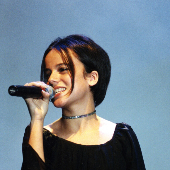 La chanteuse Alizée en concert dans les années 2000.