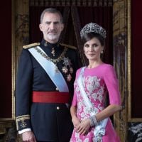 Letizia et Felipe d'Espagne : Tiare XL et robe rose, nouveau portrait officiel