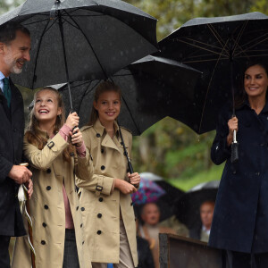 Le roi Felipe VI et la reine Letizia d'Espagne, la princesse Leonor et l'infante Sofia d'Espagne en visite à Asiegu, ville exemplaire des Asturies, le 19 octobre 2019.