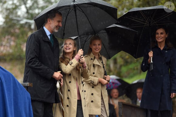 Le roi Felipe VI et la reine Letizia d'Espagne, la princesse Leonor et l'infante Sofia d'Espagne en visite à Asiegu, ville exemplaire des Asturies, le 19 octobre 2019.