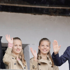 Le roi Felipe VI et la reine Letizia d'Espagne, la princesse Leonor et l'infante Sofia d'Espagne en visite à Asiegu, ville exemplaire des Asturies, le 19 octobre 2019.