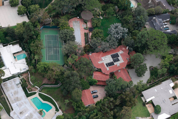 Exclusif - Illustration aérienne de la maison de Jeff Bezos à Beverly Hills le 10 janvier 2019. Le patron d'Amazon a annoncé s'être séparé de sa femme après 25 ans de mariage. Jeff Bezos avait acheté cette maison en 2007 pour 24,4 millions de dollars. Et celle d'à côté pour 12,9 millions en 2017.