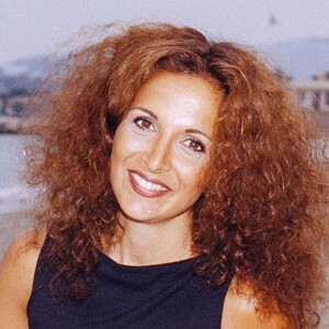 Archives - La chanteuse Hélène Ségara, qui interprète Esméralda dans "Notre Dame de Paris", à Saint-Tropez. 1998.