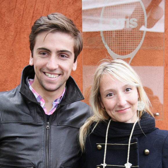 Audrey Lamy enceinte et son compagnon Thomas Sabatier lors des internationaux de tennis de France de Roland Garros à Paris, le 30 mai 2010.