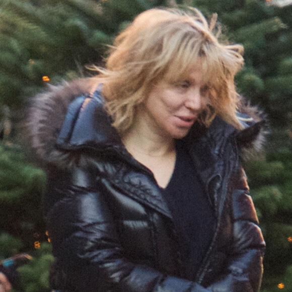 Exclusif - Courtney Love se promène dans les rues glacées de Londres, le 4 décembre 2019