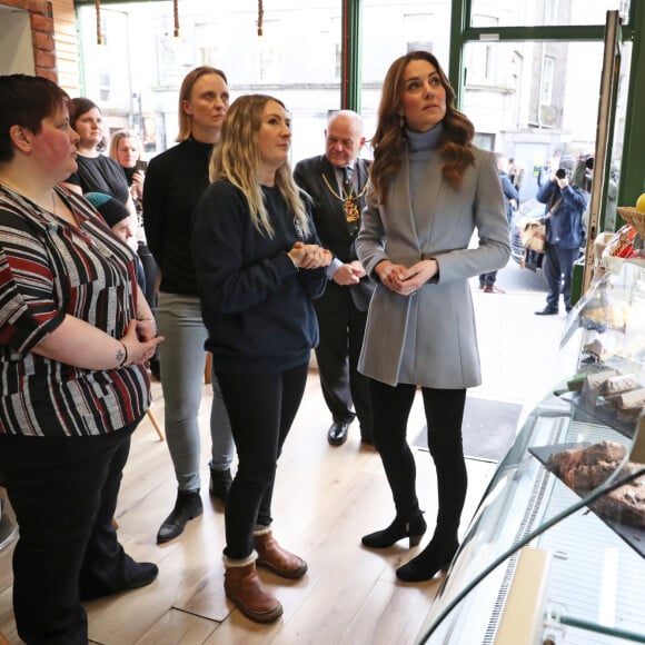 Kate Middleton, duchesse de Cambridge, lors d'une visite d'un café social pour rencontrer des habitants pour son enquête sur la petite enfance à Aberdeen, Écosse, Royaume Uni, le 12 février 2020.