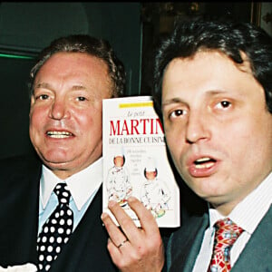 Archives - Jacques Martin et son fils David signent "Le petit Martin de la bonne cuisine" au Musée Grévin. Le 9 novembre 1995.