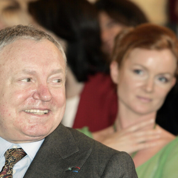 Jacques Martin et sa femme Céline - Mariage d'Arielle et Stéphane Collaro à la mairie de Levallois-Perret. Le 5 mai 2004.