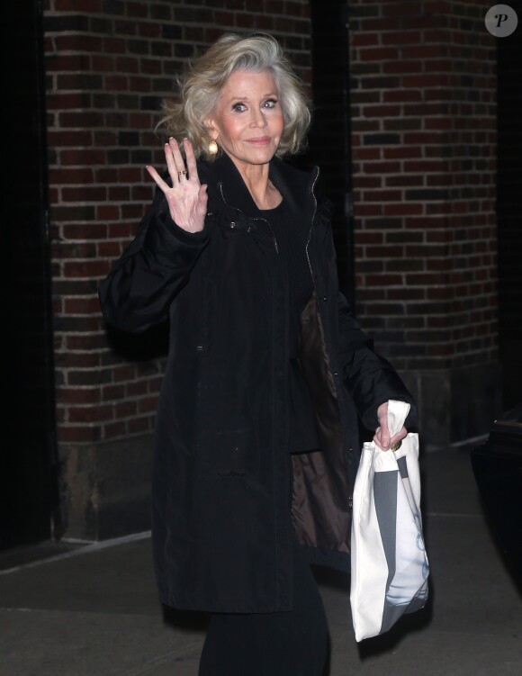 Jane Fonda à la sortie des studios de l'émission "The Late Show with Stephen Colbert" à New York, le 6 janvier 2020.