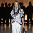 Candice Swanepoel défile pour Tommy Hilfiger (collection Tommy x Lewis, en collaboration avec Lewis Hamilton) lors de la Fashion Week de Londres. Le 16 février 2020.