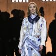 Jodie Kidd défile pour Tommy Hilfiger (collection Tommy x Lewis, en collaboration avec Lewis Hamilton) lors de la Fashion Week de Londres. Le 16 février 2020.